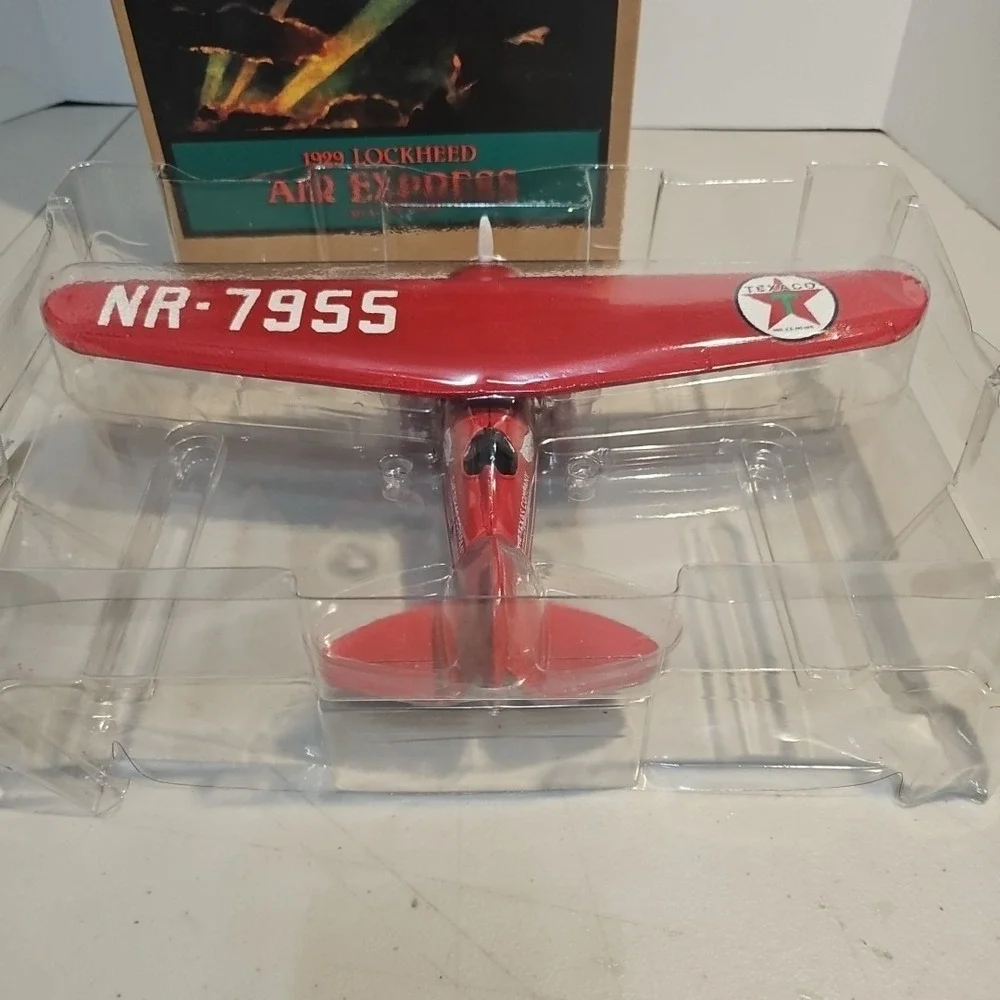 Wings of Texaco 1929 Lockheed Air Express 1st In the Series diecast Airplane